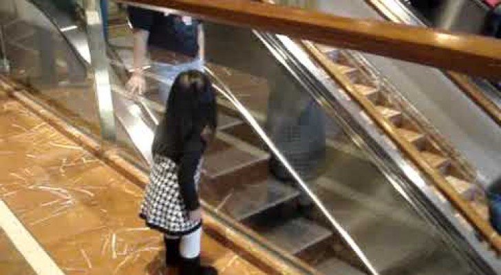Ein wirklich freundliches kleines Mädchen im Shoppingcenter