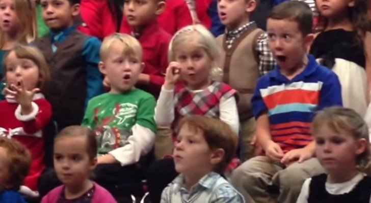 Mädchen singt Weihnachtlieder mit der Gebärdensprache für seine gehörlosen Eltern