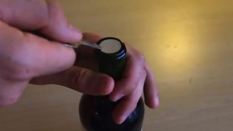 Ihr findet keinen Korkenzieher? Kein Problem, ihr könnt die Weinflasche auch mit einem Schlüssel öffnen…