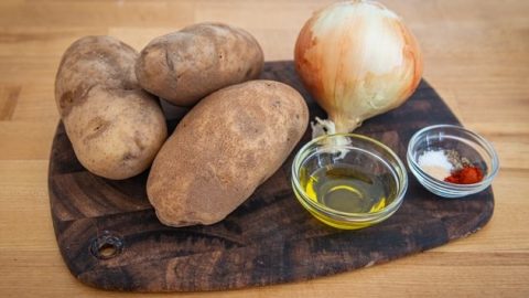 Knusprige Kartoffelwürfel. Ein rustikales, schnelles und einfaches Gericht