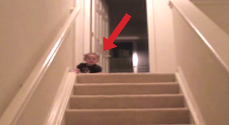 Ein Baby entdeckt die schnellste Art und Weise, wie man die Treppen hinunterkommt. Superwitzig!