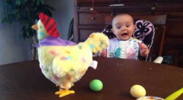 Als dieses Baby begreift, was das Spielzeug kann, ist seine Reaktion einfach nur witzig