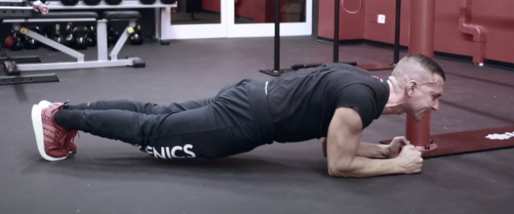 10 simple Übungen, um den Bauch auch zu Hause in wenigen Minuten zu trainieren