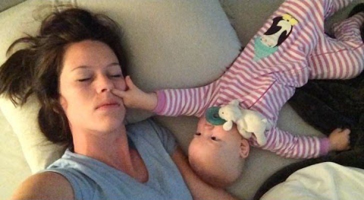 Mama ist müde und will schlafen: Ihr Töchterchen ist damit ABSOLUT nicht einverstanden!