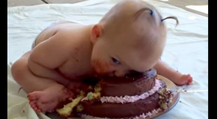 Dieses Baby ist von seiner Geburtstagstorte mehr als begeistert… und bringt alle zum Lachen