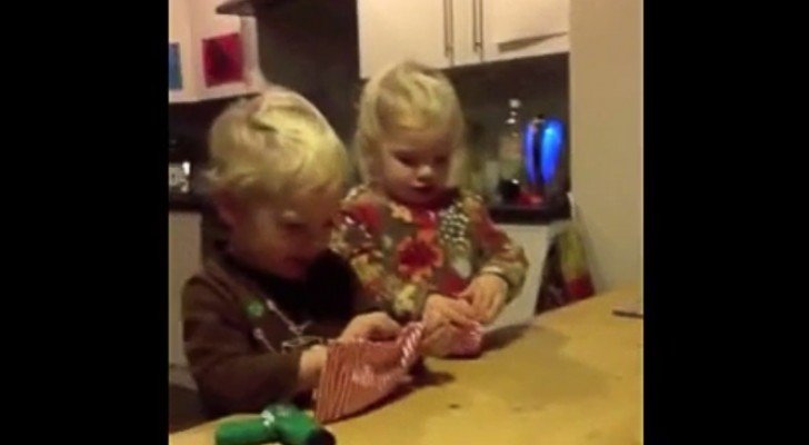 Er schenkt seinen Kindern ein Fake-Geschenk, doch er stellt sich wohl nicht DIESE Reaktion vor