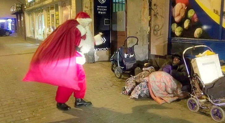 Dieser Weihnachtsmann geht durch die Straßen: Was er macht, wird euch das Herz erwärmen.