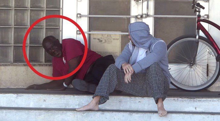 Ein Mann bittet Obdachlose um Geld. Ihre Reaktion ist verblüffend.