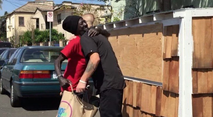 Eine Frau lebt auf der Straße im Dreck, aber was dieser Mann macht, wird ihr Leben verändern