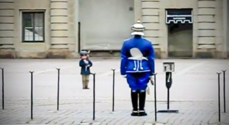 Ein Soldat sieht, dass ein Kind ihn imitiert, deswegen sagt er sich, dass er doch ein bisschen Spaß machen kann…
