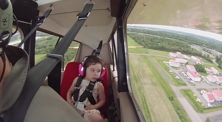 Das ist der erste Flug mit seiner Tochter und er weiß nicht, wie sie reagieren wird. Aber dann dreht er sich in der Luft…
