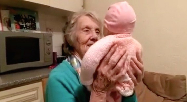 Eine Oma hält ein Baby im Arm, aber schaut mal genau hin, wenn sie es dreht