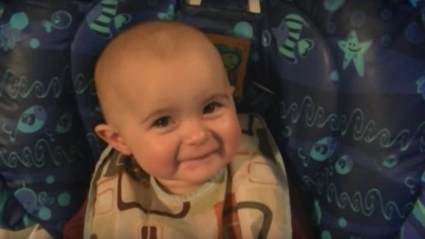 Baby heult, wenn seine Mama singt
