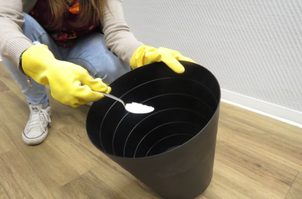 Das ist der Grund warum du immer etwas Baking Soda in den Mülleimer streuen solltest!