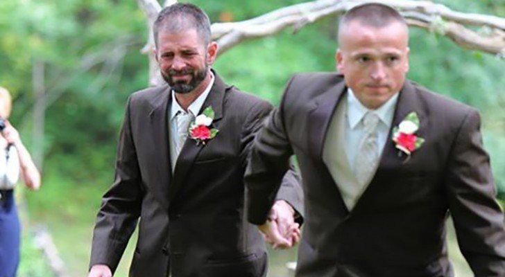 Während er die Braut an den Altar bringt, hält der Vater an und nimmt einen Mann an der Hand. Der Grund ist unglaublich