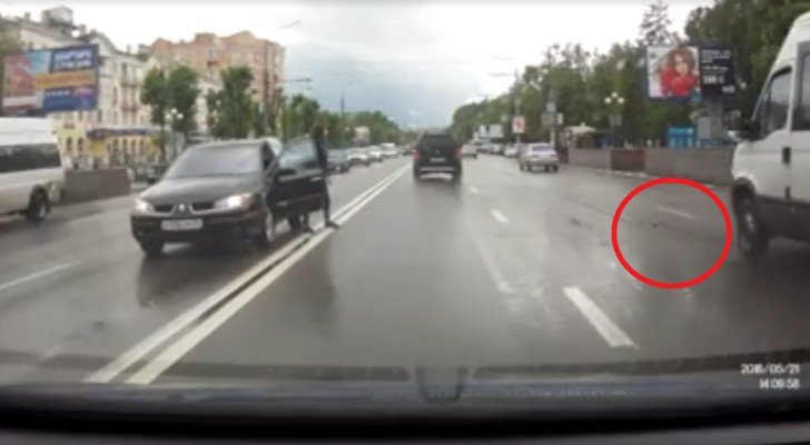 Eine Frau hält an, um etwas von der Straße aufzuheben: ein LKW kommt angefahren, was für ein Schreck!