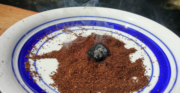 Er setzt im Garten Kaffee in Brand. Sieh dir an, was passiert! Das könnte für heute Abend nützlich sein!