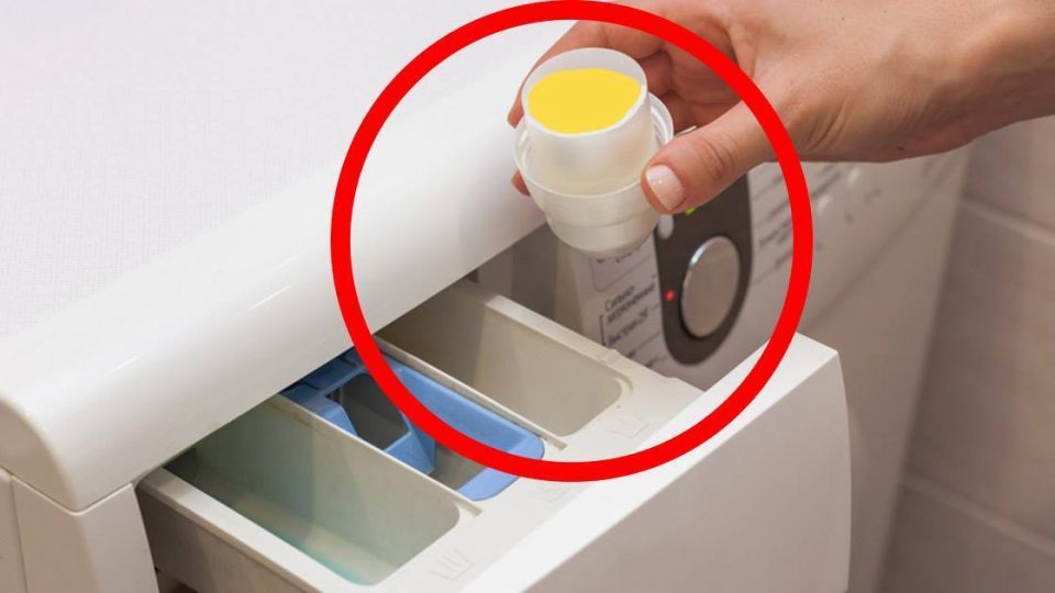 Gießen Sie eine Prise Essig in Ihre Waschmaschine – werden Sie Flecke und Gerüche los