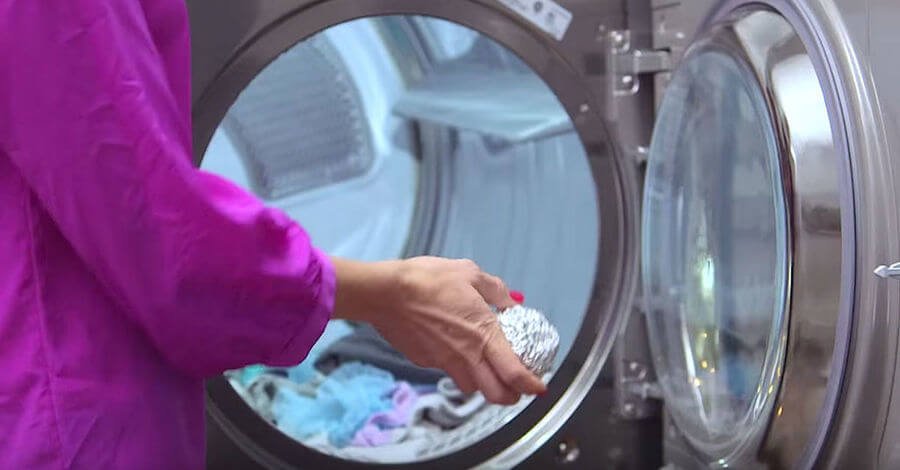 Wow: lege mal einen Aluminium-Ball in den Trockner und schau dir an was passiert!