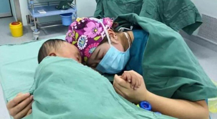 Die Krankenschwester umarmt ein verängstigtes Kind vor einer Operation: Die Bilder gehen um die Welt