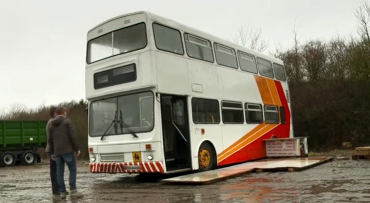 Ein alleinerziehender Vater kauft einen alten Bus und verwandelt ihn in ein wunderbares Zuhause für ihn und seine Tochter