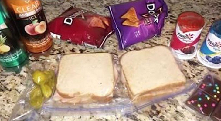 Die Mutter ist überrascht, weil ihr Sohn sie bittet, 2 Mittagessen für ihn zuzubereiten, aber dann erkennt sie, dass eins nicht für ihn ist