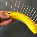 Tauchen Sie 10 Essstäbchen in eine Banane und sehen Sie, was als nächstes passiert: Es ist unerwartet