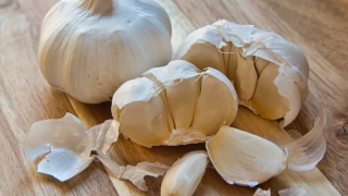 Diese Fehler werden von 90% der Gärtner beim Pflanzen von Knoblauch gemacht, wodurch die Köpfe klein werden